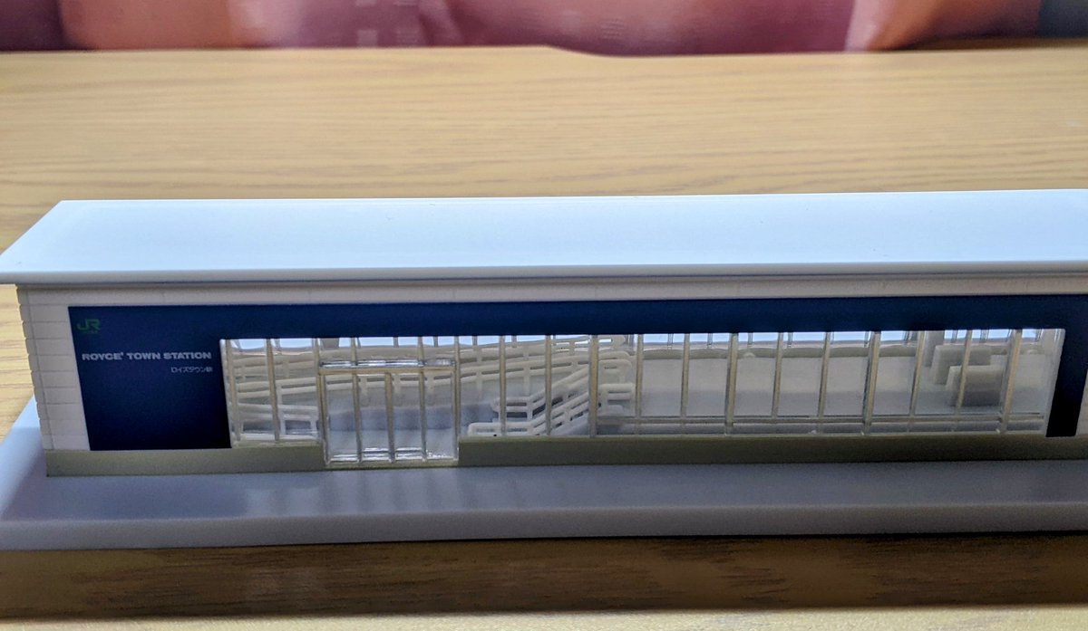 ロイズふと美工場直売店限定で売っている「ロイズタウン駅模型」電車