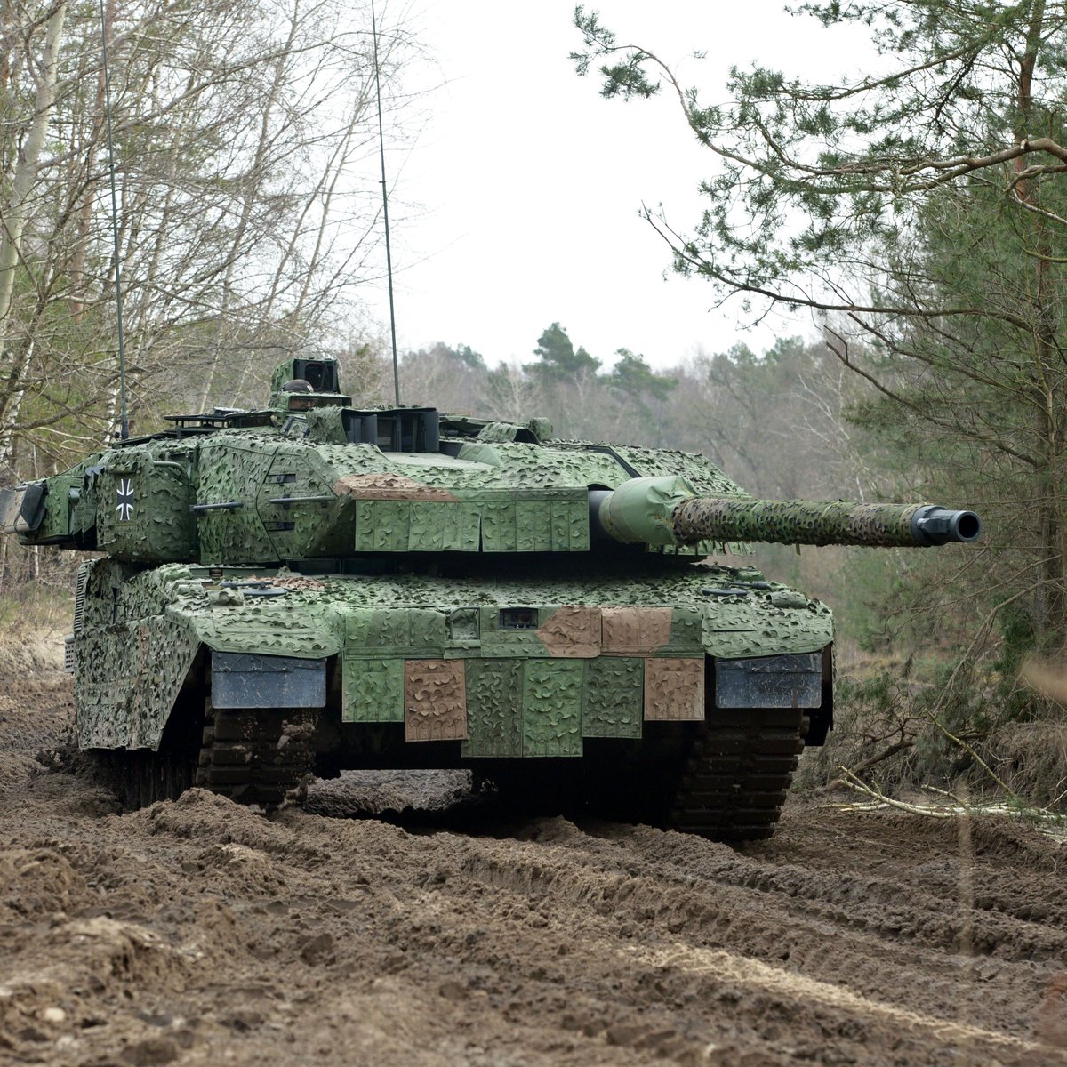 Deutsches_Heer's tweet photo. Gefechtsaufklärung mit #Kampfpanzer: Jede Freifläche &amp; jede Kreuzung wird zum Hindernis. Um im Ernstfall vorbereitet zu sein, übt das #Panzerlehrbataillon93 #Heer mit den neuen #Leopard2 A7V. Unter gegenseitiger Sicherung überwinden die Stahlkollosse kritische Geländeabschnitte. https://t.co/092NzNoW2F