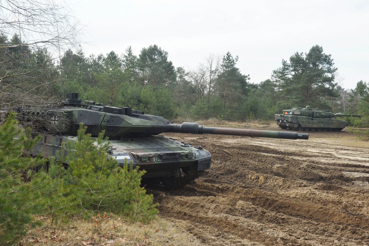 Deutsches_Heer's tweet photo. Gefechtsaufklärung mit #Kampfpanzer: Jede Freifläche &amp; jede Kreuzung wird zum Hindernis. Um im Ernstfall vorbereitet zu sein, übt das #Panzerlehrbataillon93 #Heer mit den neuen #Leopard2 A7V. Unter gegenseitiger Sicherung überwinden die Stahlkollosse kritische Geländeabschnitte. https://t.co/092NzNoW2F