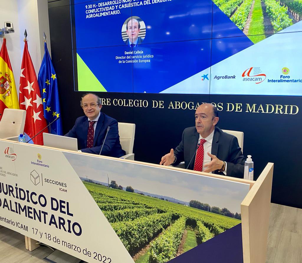 AcountaxM's tweet photo. Comienza el segundo día del #Congreso #AgroICAM22 @icam_es Nuestro socio director introduce a Daniel Calleja, director General del Servicio Jurídico de la @ComisionEuropea, que analizará la problemática y casuística del #derechoagroalimentario en la #UE. https://t.co/UhjIByanPz