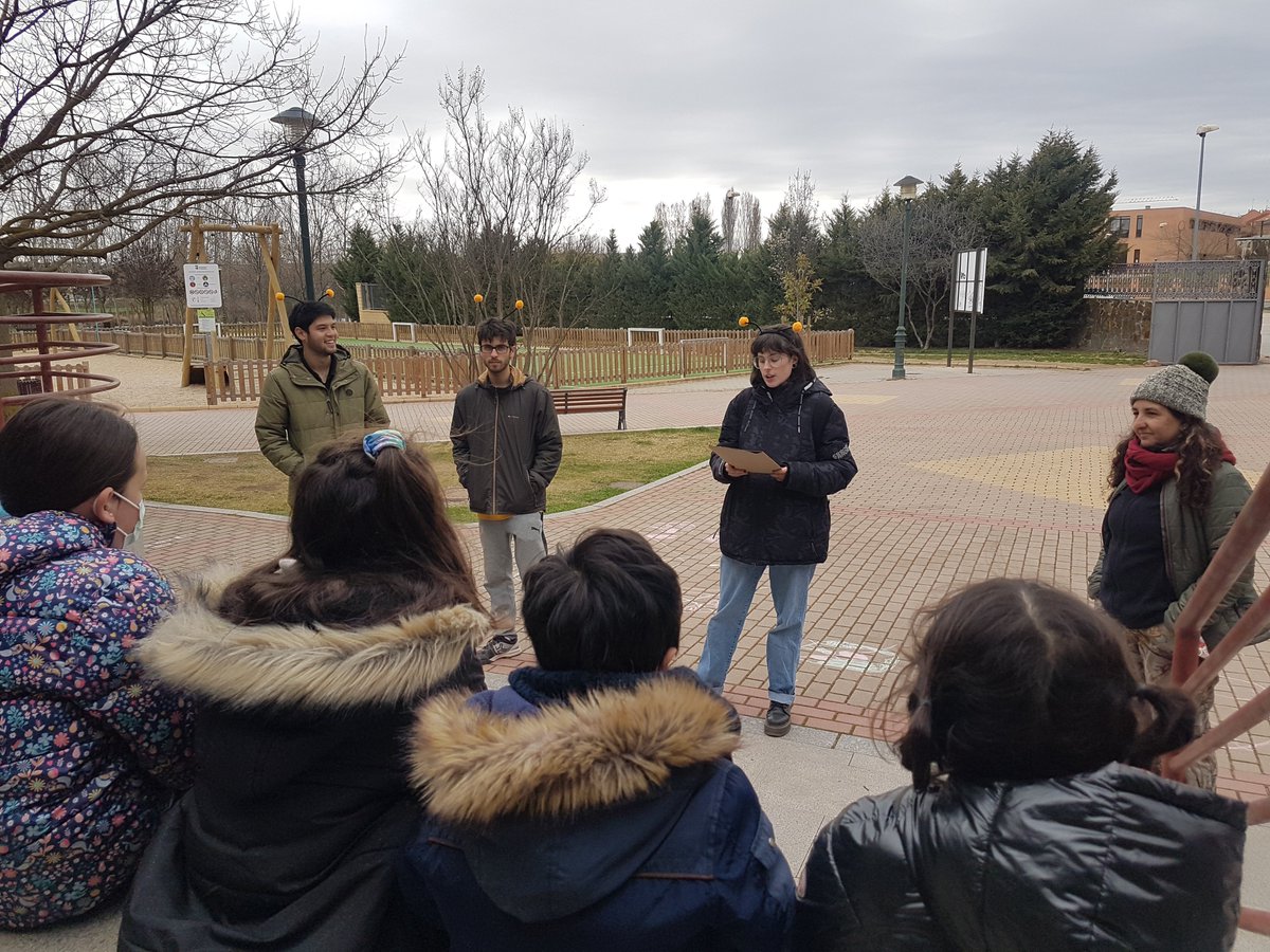 oficinaverde's tweet photo. La #EducaciónAmbiental es una herramienta de transformación social. Estamos muy orgullosos de la participación de nuestros #Estudiantes durante este curso. Ayer nos centramos en el papel de los polinizadores en la conservación de la #Naturaleza con niños del barrio @HuertaOtea 🐝 https://t.co/bNxvDvCrN1
