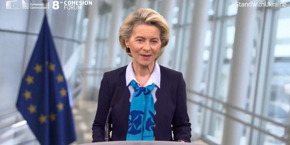 @vonderleyen at the #CohesionForum: #CohesionPolicy is 'needed more than ever', a 'driver of change”, helps ensure that green/digital transitions are just, and 'is a true multiplier' (returns 3x the rate of investment) and 'vital ingredient of the SM'. BUT, 2 challenges... 1/2