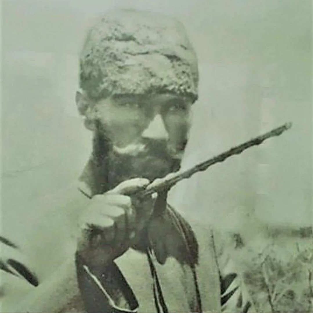 ..
Vurulup, tertemiz alnından, uzanmış yatıyor,
Bir hilal uğruna yarap ne güneşler batıyor.
Ey bu topraklar için toprağa düşmüş asker
Gökten ecdat inerek öpse o pak alnı değer.
Sana dar gelmeyecek makberi kimler kazsın?
Gömelim gel seni tarihe desem sığmazsın
#18Mart1915