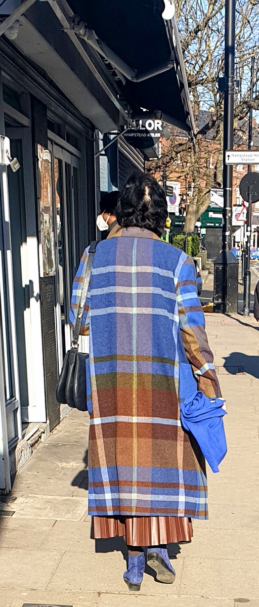 AliRacaniere's tweet photo. Walking to work

This lady has some great colour vibes

Giving me a run for my money #ColourQueen #QueenofColour 

Also noting the couple photobombing behind us are matching our colours 😄

Posted with permission

#colourjoy #colourfix 
#SpringIsComing 
#FridayFeeling https://t.co/elUGpRDNxl