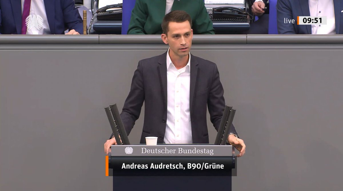 Der Bundestagsabgeordnete Andreas Audretsch steht am Redepult des Deutschen Bundestags.