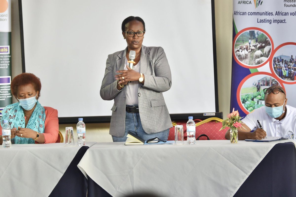 RwandaLocalGov's tweet photo. Kuri uyu wa Gatanu, Umunyamabanga wa Leta @iassumpta yashimiye uruhare abakorerabushake ba @CorpsAfricaRda barimo kugira mu gukemura ibibazo bibangamiye imibereho y’abaturage mu turere. Ubwo yabasuraga mu mahugurwa barimo i Kigali yababwiye ko barimo gukorera neza igihugu. https://t.co/50JBspBIW6