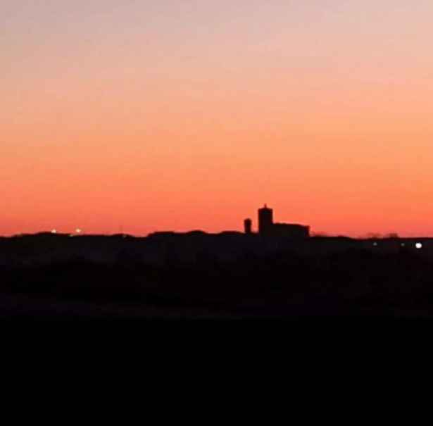 puebl_oo's tweet photo. Que me han dicho que te diga... 🥳

Así están las eras 🌺 en primavera y el skyline de @fuentes_cuellar (Segovia) en https://t.co/unYeuBRVH1, estampas que te hacen recordar 😌 los buenos momentos vividos. https://t.co/EAEGkyhq8X