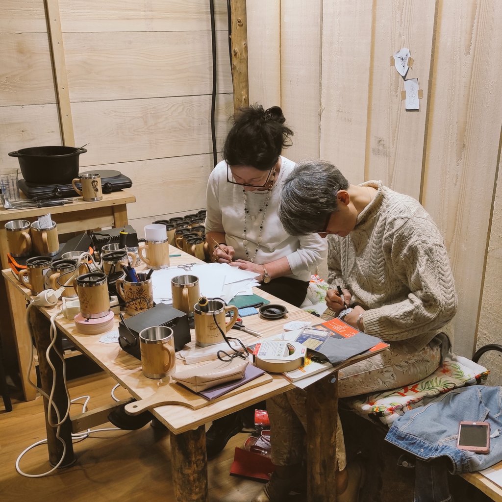 Nos bocks personnalisables sont victimes de leur succès ! Merci à nos artistes, encore à l'oeuvre, pour leur énorme travail durant ces trois jours ! 👏🙏😍

#MixonsNosTalents
#PourUnAutreModeleDeSociete