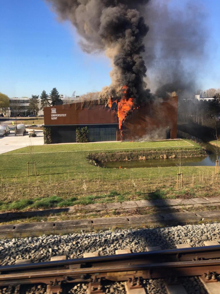 pzvlas's tweet image. 🚨Momenteel is er een zware brand op de campus van #Howest #UGent aan de Graaf Karel de Goedelaan in #Kortrijk. Brandweer en andere hulpdiensten zijn ter plaatse. Hou ramen en deuren gesloten. Het verkeer in de omgeving wordt omgeleid.