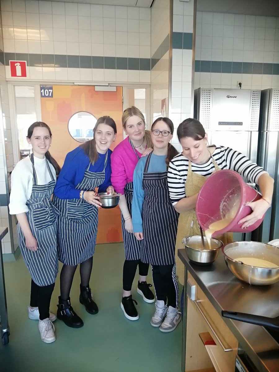 We zijn twee uur onderweg, 60 eieren verder, 14 kilo pannenkoekenmix gebruikt en 24 liter melk geschonken. 15 pannen in gebruik. En vooral: een topsfeertje in het kooklokaal van Zorg &amp; Welzijn. #nationalepannenkoekendag <a href="/Pannenkoekdag/">Pannenkoekdag</a>