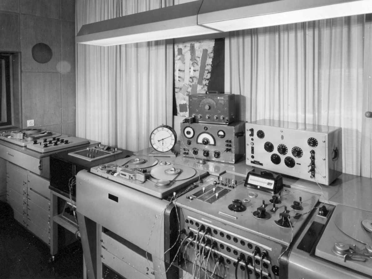 KulturWest's tweet photo. Das Studio für elektronische #Musik des @WDR findet ein neues Zuhause: auf einem ehemaligen Fabrikgelände im Kölner Stadtteil Ehrenfeld, in einer originellen WG mit #Zamus: Zentrum für Alte Musik Köln. https://t.co/JVL2IBTKkM
© WDR https://t.co/GNDYA9OwJn