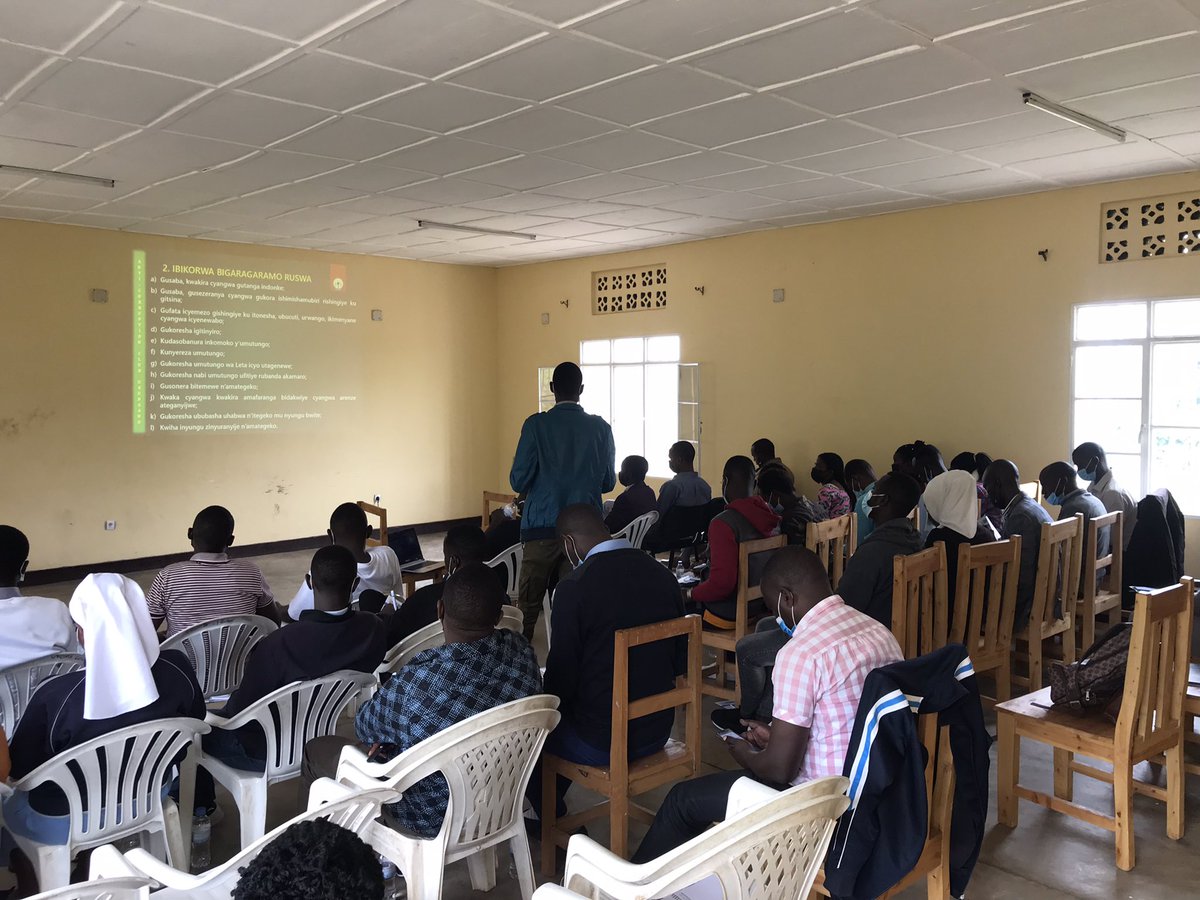 nyc_kamonyi's tweet photo. Nonaha ku kigo cy’urubyiruko @Kamonyi hari kuba amahugurwa y’inzego z’urubyiruko, abayobozi ba clubs zo kuwanya ruswa n’abayobozi b’ibigo by’amashuri abamo clubs zo kurwanya ruswa Aho bari guhugurwa ku gukumira no kurwanya ruswa n’akarengane. @RwandaOmbudsman https://t.co/6l0v6SxMzT