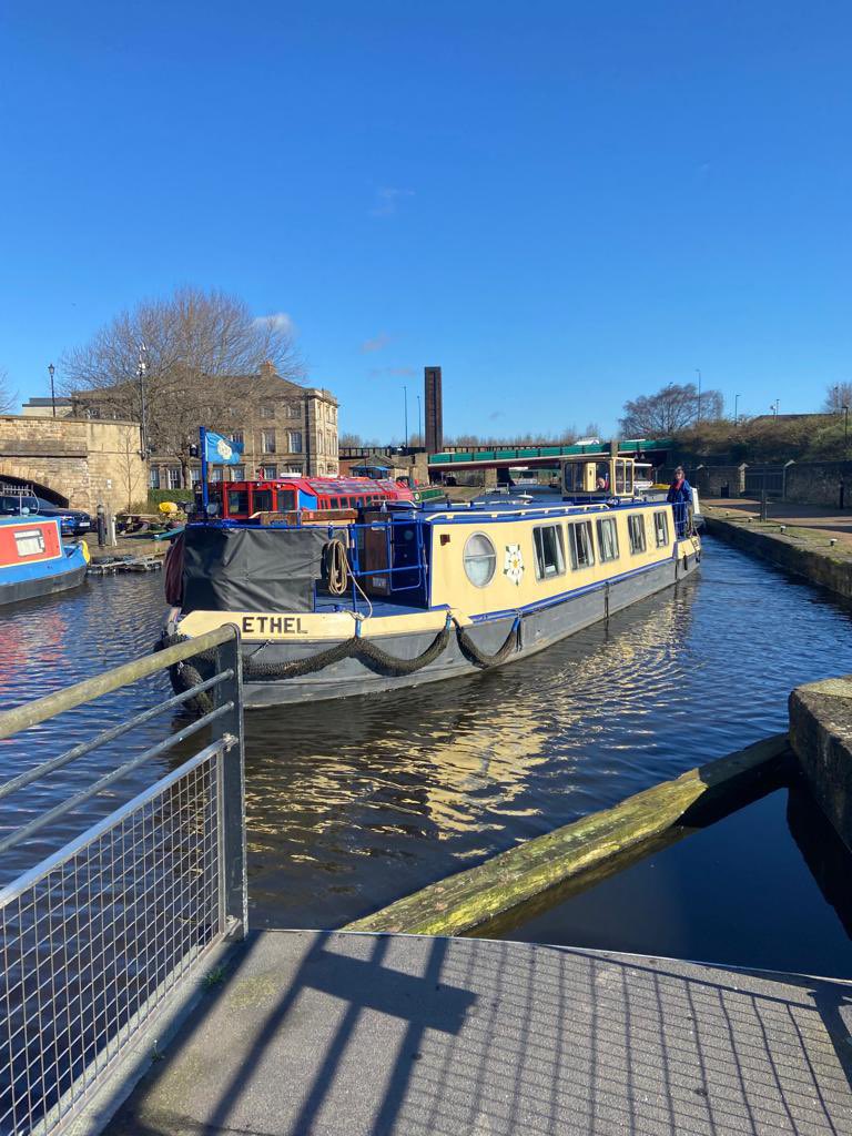 EthelBarge's tweet photo. A glorious sunny day on Ethel for the children and teachers from Mossbrook school. Tony was skipper along with Iris and Dave as crew. Plus a mysterious creature was spotted at Victoria Quays!
#victoriaquays #mossbrookschool #blueloop #sheffieldandtinsleycanal #happychildren https://t.co/mRKWl8LvUL