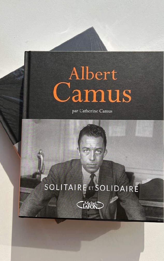 AlbertCamusOff's tweet image. « Mes enfants et mes petits-enfants, mes neveux et ma petite-nièce ne l’ont pas connu. Pour eux, j’ai voulu traverser toutes les images. Pour retrouver son rire, sa légèreté et sa générosité, pour retrouver cet homme attentif et chaleureux qui me laissait vivre. » Catherine Camus