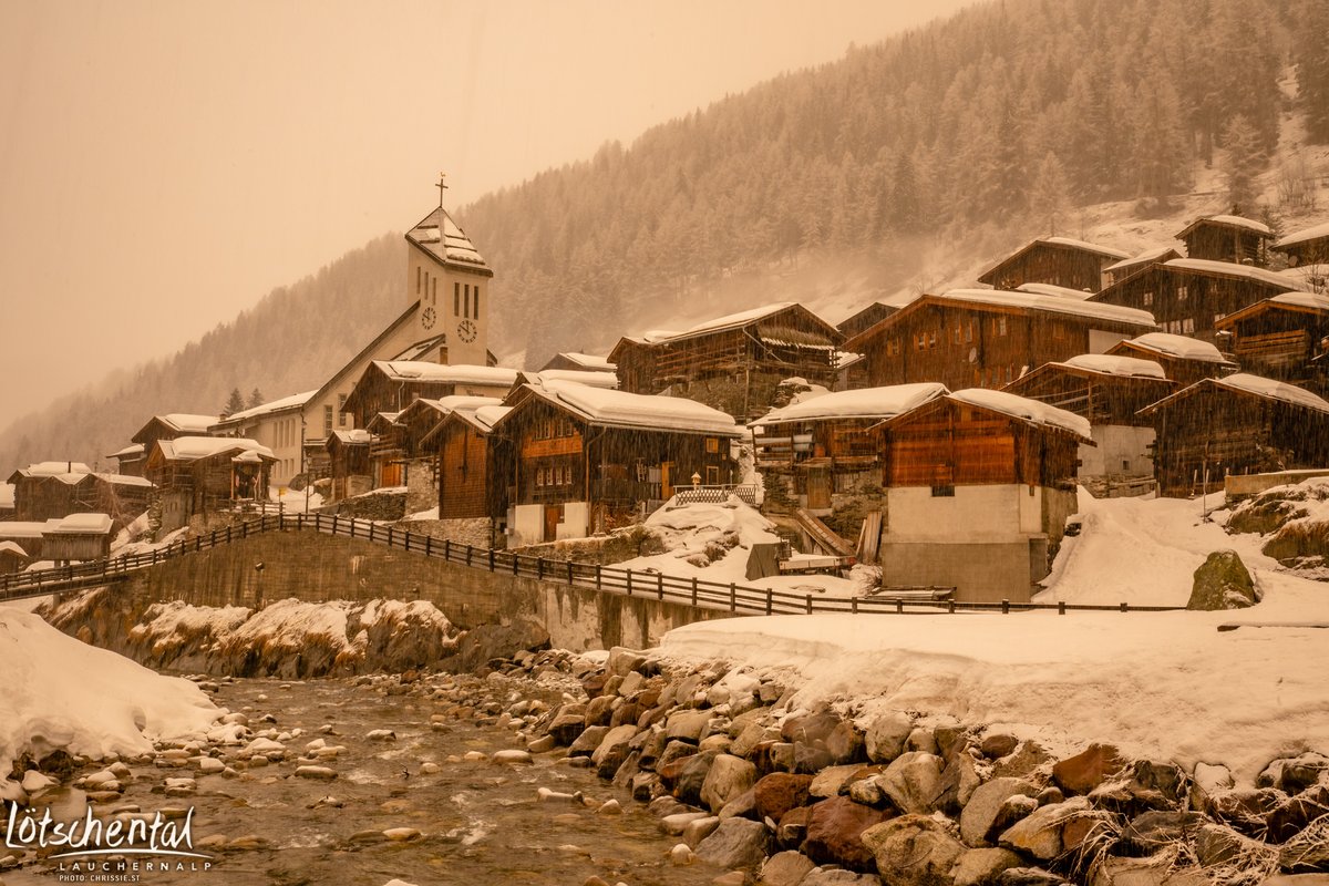 Nein, das ist kein vergilbtes Foto aus alten Zeiten; dieses Bild wurde letzten Dienstag gemacht.
Die Höhenwinde hatten einen Passagier dabei, der bis zu uns ins Magische Tal reiste: Saharastaub.

Wir wünschen ein wunderschönes Wochenende! 🏔️
#welcometothemagicvalley #lötschental