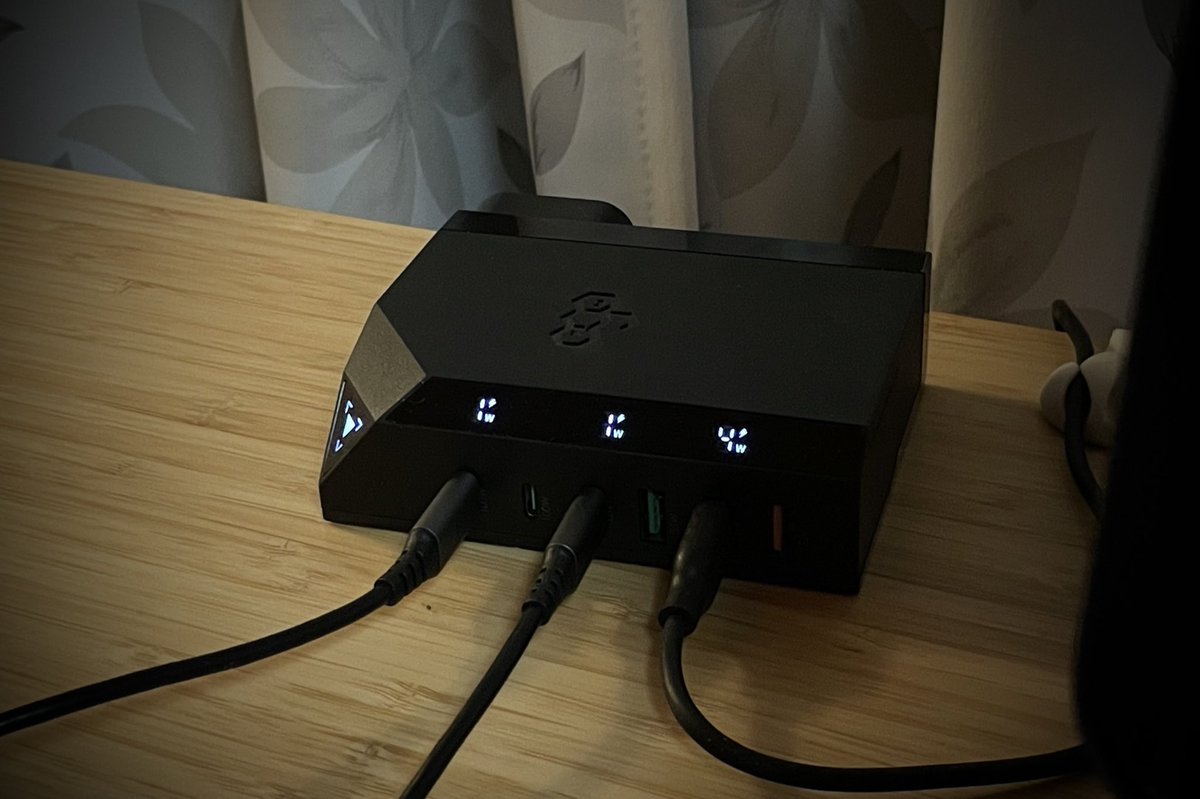 hidetoshitwitt's tweet photo. 静寂。
ノートPC3台、スマホ3台同時に充電できるハイパワー充電器ものんびりしたいときはある。 #充電器 #EXINNO #240W
超パワフル6ポート急速充電器「EXINNO 240W」
先行レビュー記事はこちら
→ https://t.co/JMjqqxeERk https://t.co/qDBKjnnY6j