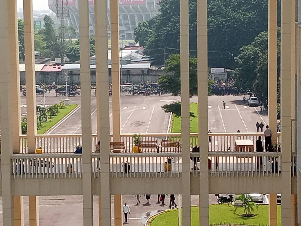 wembi_steve's tweet photo. #RDC: Visite de courtoisie WEWA (motocyclistes) en ce moment au Palais du Peuple. Ils demandent le départ du Général KASONGO de la #PNC https://t.co/TWtEAw7fj3