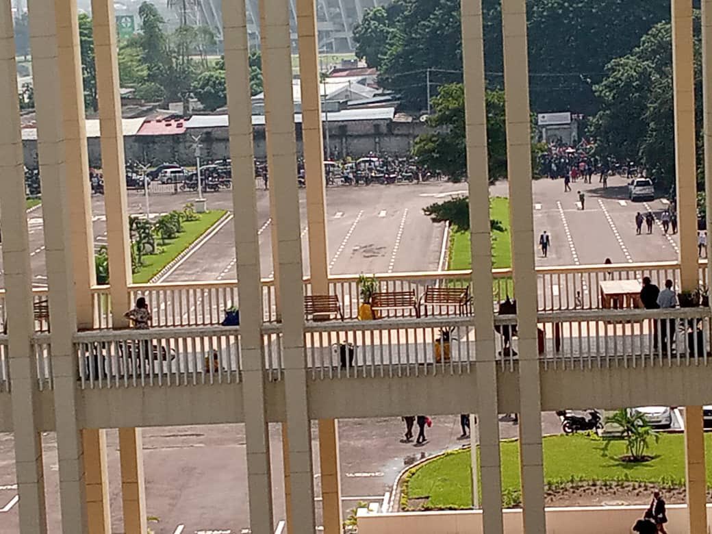 wembi_steve's tweet photo. #RDC: Visite de courtoisie WEWA (motocyclistes) en ce moment au Palais du Peuple. Ils demandent le départ du Général KASONGO de la #PNC https://t.co/TWtEAw7fj3