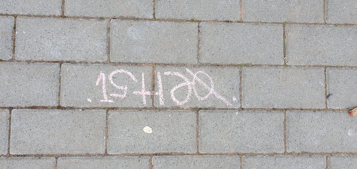 geeUP6's tweet photo. ...sang sur la chaussée en blocs de béton...Blut auf Betonsteunpflaster...blood on pavement...#gang #streetphotography  #StreetArt #block #art #graffiti #gundam #goodmorning https://t.co/cN09tQ1UGE