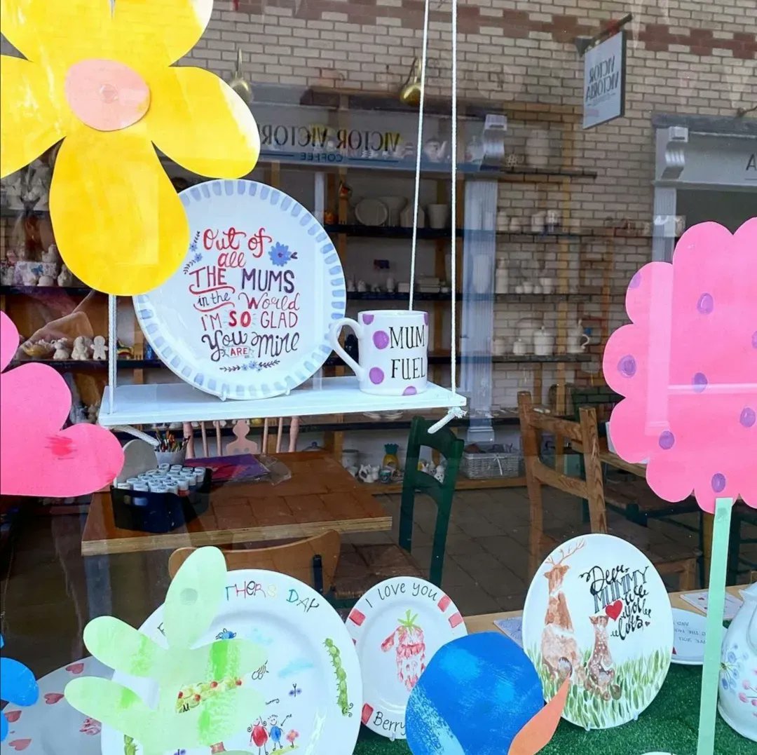 LoveNewmarket's tweet image. Just look at the windows of Studio Scribbles 😍 😍 Brightening up the beautiful Sun Lane, and showcasing some fantastic Mother's Day gift ideas. Pop in to meet Amanda and book your painting slot.

#StudioScribbles #WindowDisplay #MothersDay #LoveNewmarket #SupportOurHighStreet