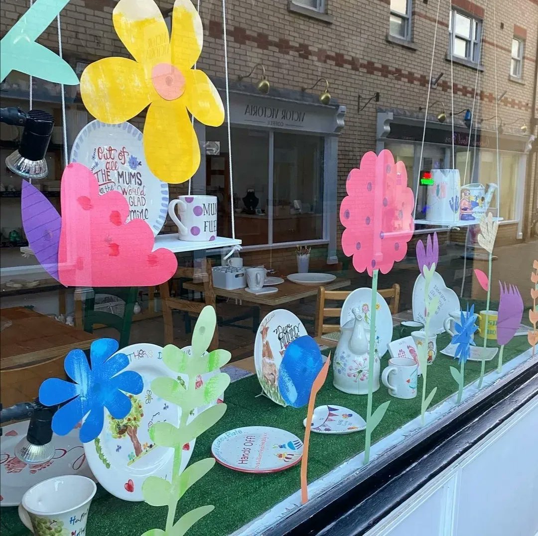 LoveNewmarket's tweet image. Just look at the windows of Studio Scribbles 😍 😍 Brightening up the beautiful Sun Lane, and showcasing some fantastic Mother's Day gift ideas. Pop in to meet Amanda and book your painting slot.

#StudioScribbles #WindowDisplay #MothersDay #LoveNewmarket #SupportOurHighStreet