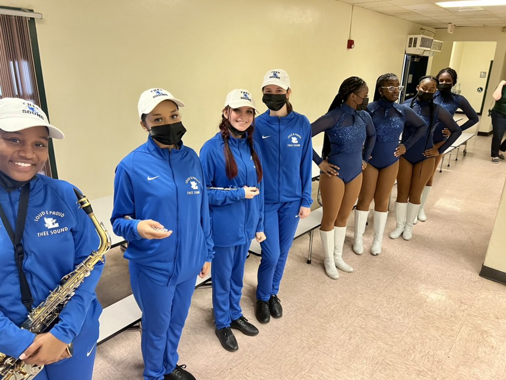 flhs_magnet's tweet photo. Had a great time promoting #FLHSmagnet at the Sunrise Middle School pep rally this week! #futureflyingls #strongandtrue #whiteandblue @missLotocky @SunriseFalcons @AtwoodPrincipal https://t.co/z50lvHQ7fn