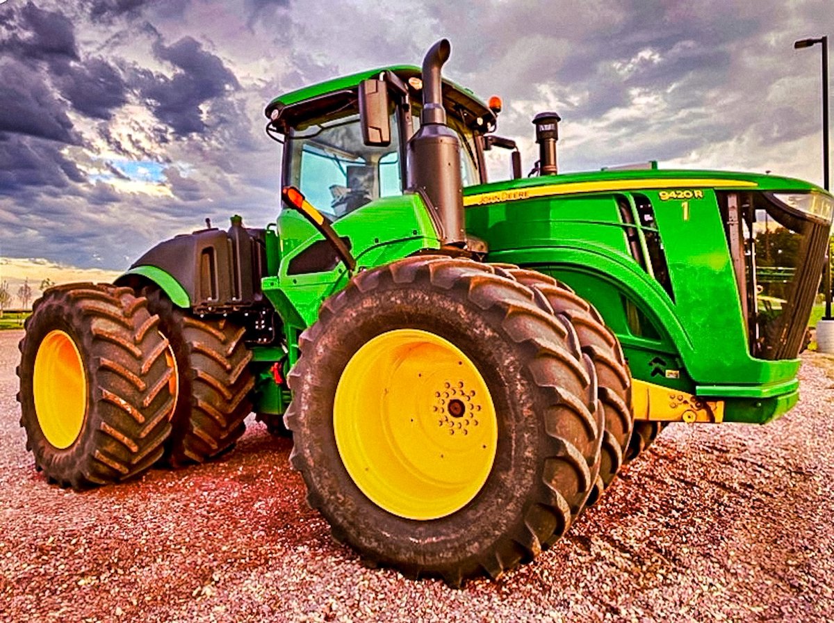 agrigrowthphoto's tweet photo. Happy Friday! It's a big tractor- big privileges type of day! Don't you think?
#bigtractor #AgTwitter #Plant22 #johndeere #ag #tractors #tillage #Iowa #agronomy #farming #FridayFeeling https://t.co/4MQJo4ltdV