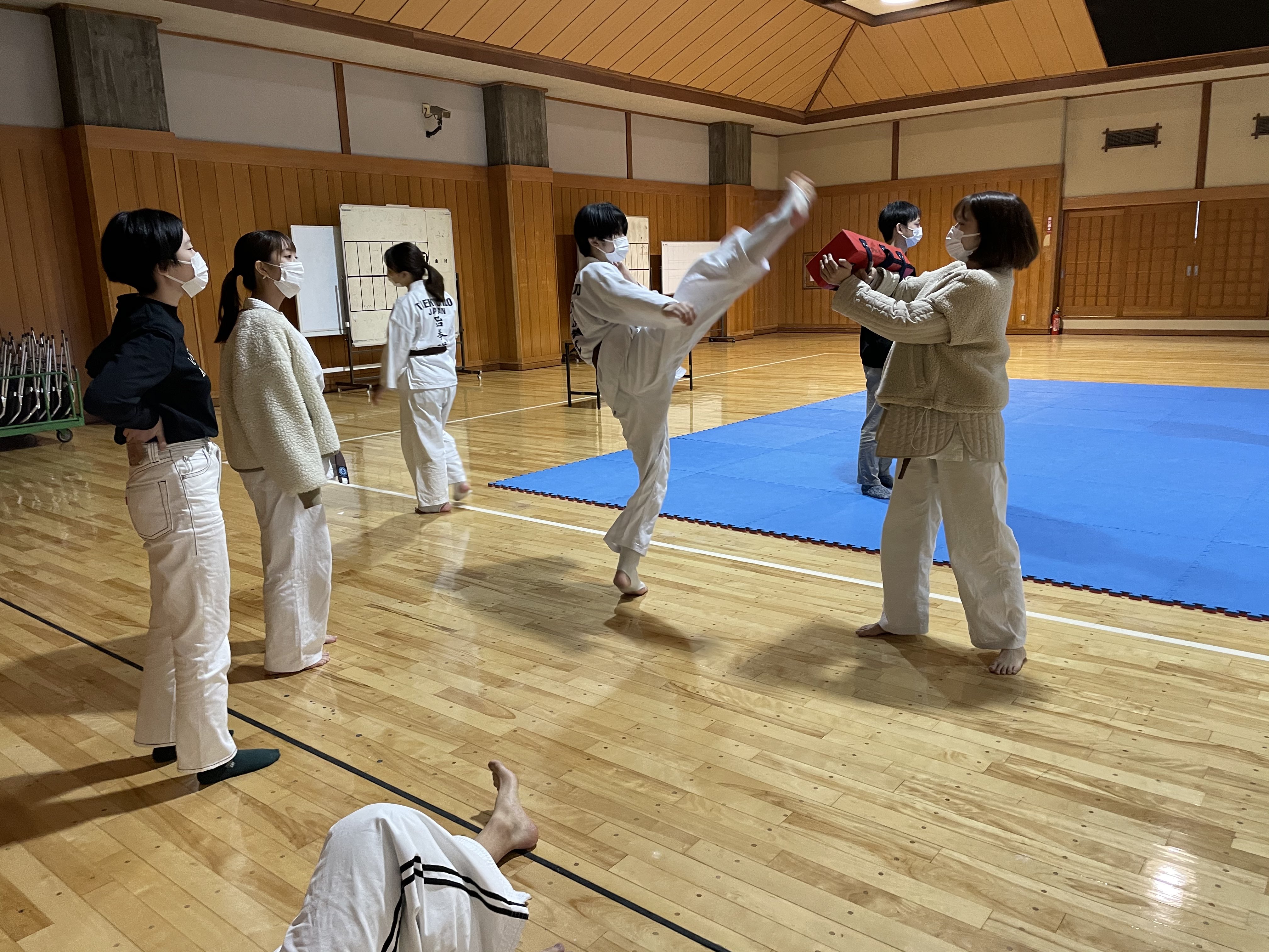 横浜市立大学テコンドー部 Twitterissa テコンドーってナニ テコンドーとは足技主体の格闘技であり韓国の国技とされています 空手 と比べて多彩な蹴り技が特徴です 跆拳道 の 跆 は 踏む 跳ぶ 蹴る等の足技 拳 は突く 叩く 受ける等の手技 道 は