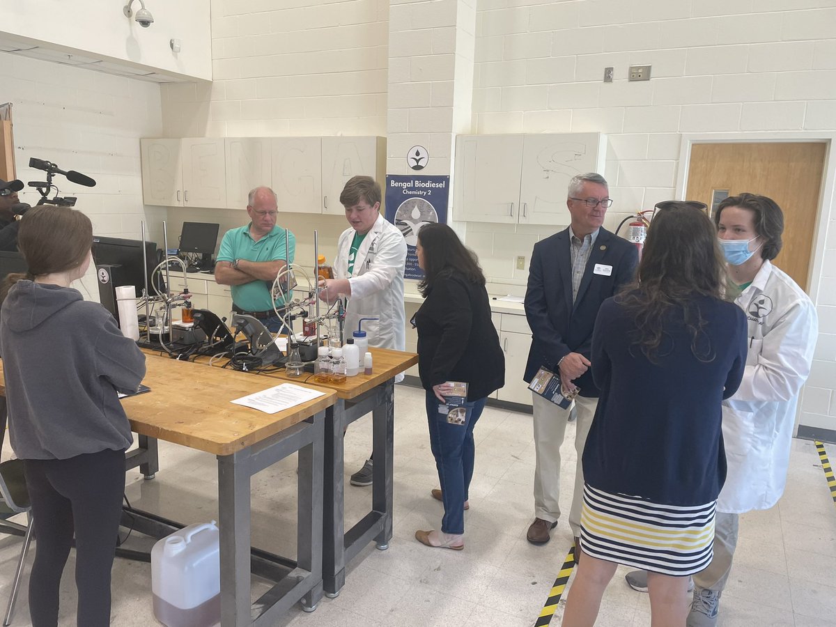 #happybiodieselday <a href="/RichlandTwo/">Richland School District Two</a> Today students <a href="/BlythewoodHigh/">Blythewood High</a> Biodiesel kicked off the expansion of the biodiesel lab-showcasing their work to convert waste to fuel. Staff/students have established internship &amp; industry experience as a result of this program. #premierstartshere