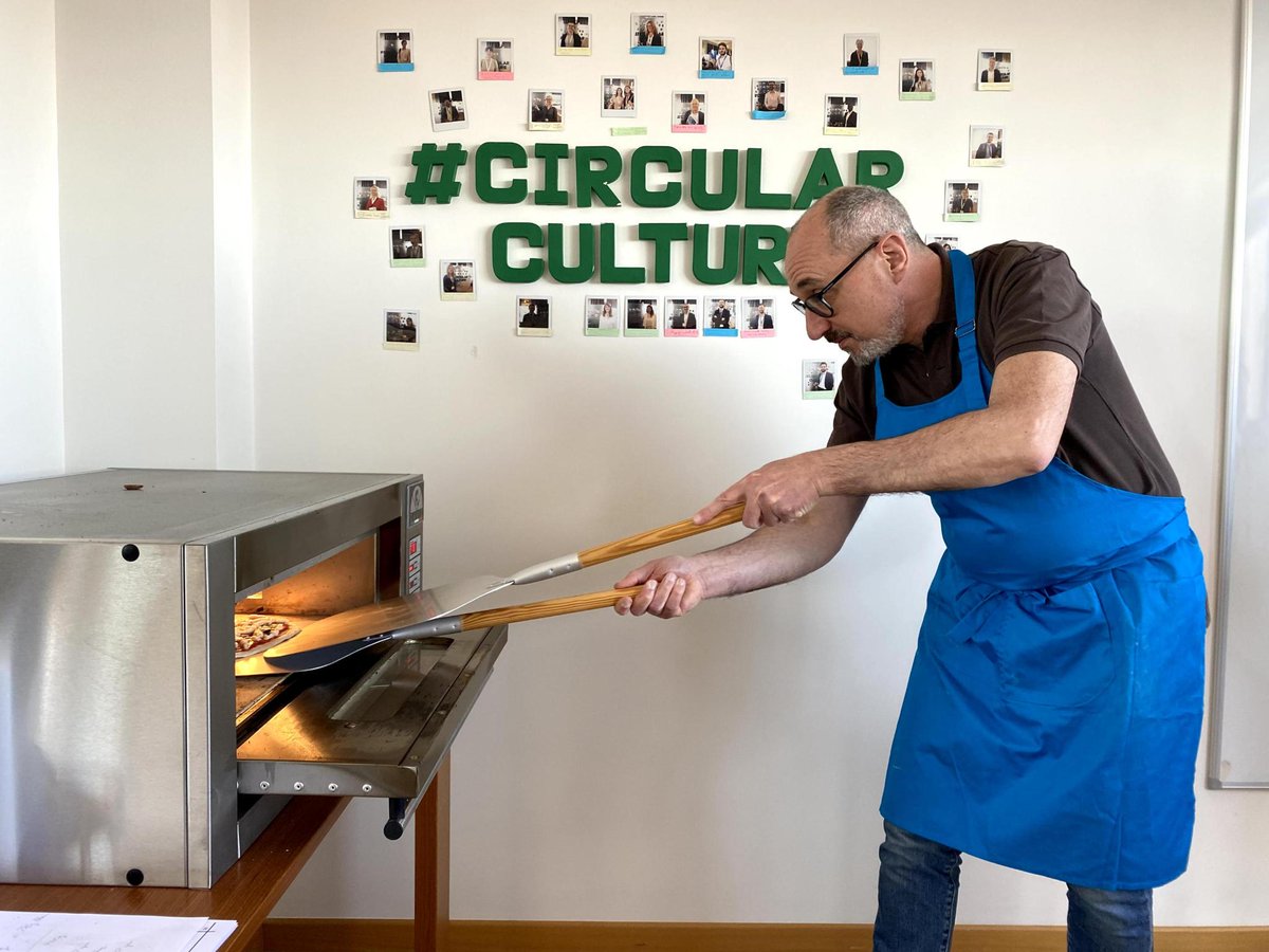 APPLiA_Europe's tweet photo. Behind the scenes of the @APPLiA_Europe #PizzaWorkshop🍕
Thank you to our pizza chef for the day, APPLiA DG @paolofromfar for this great #teambuilding activity and to our special guests from @EPPA1987 for joining us!
#Ateam https://t.co/nRchctxqtU