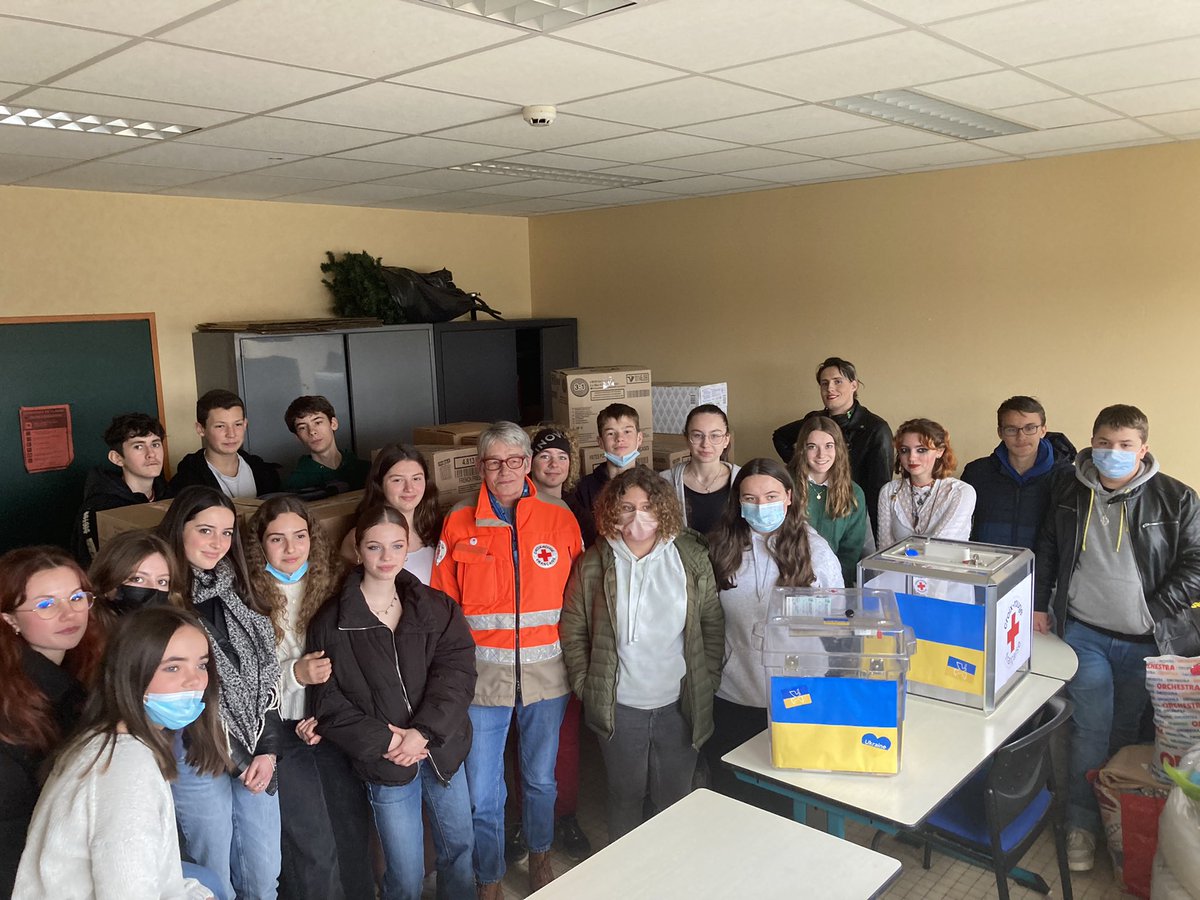 Les élèves de la cité scolaire, la MDL, le CVC se sont mobilisés en faveur des réfugiés ukrainiens . Ils ont récolté et remis à La Croix rouge près de 4metres cube de matériel et denrées et 1000€. Merci à tous pour votre engagement et votre générosité.