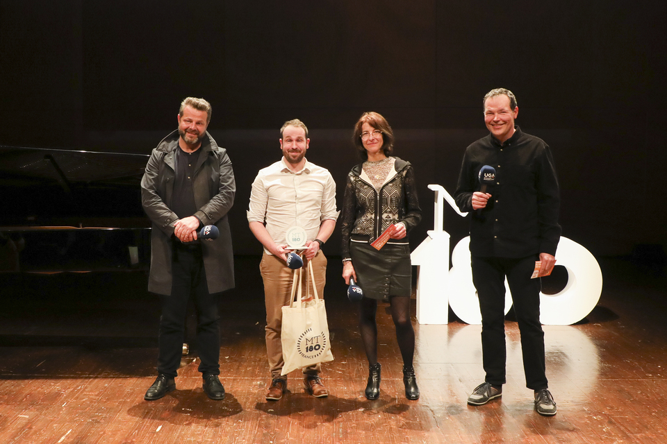 #MT180gre // C'était hier soir, à la finale #MT180 Académie de Grenoble ! Félicitations à nos 3 doctorants sur le podium ! 🤩👏
🥇 Clara Laborie, 1er prix du jury !
🥈 Alphanie Midelet, 2nd prix du jury &amp; prix du public ! 
🥉 Alexandre Vandeponseele, 3e prix du jury !