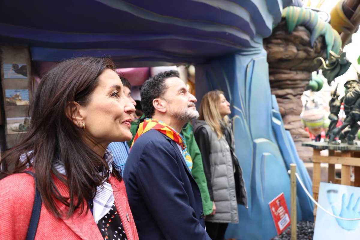BalEdmundo's tweet photo. Un placer asistir a las Fallas de este año, unas fiestas Patrimonio de la Humanidad que sentimos propias millones de españoles y un tiempo de gran alegría muy esperado por los valencianos. ¡Gracias por este espectáculo con verdaderas obras de arte con semanas de trabajo detrás!👏 https://t.co/EcRHUjKdcw