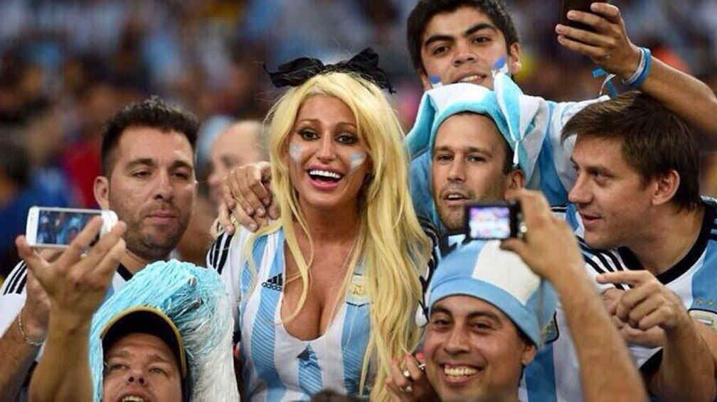 polmccarne's tweet photo. se imaginan si rihanna rompe bolsa y el hijo NACE EN ARGENTINA https://t.co/N9BGuViw83