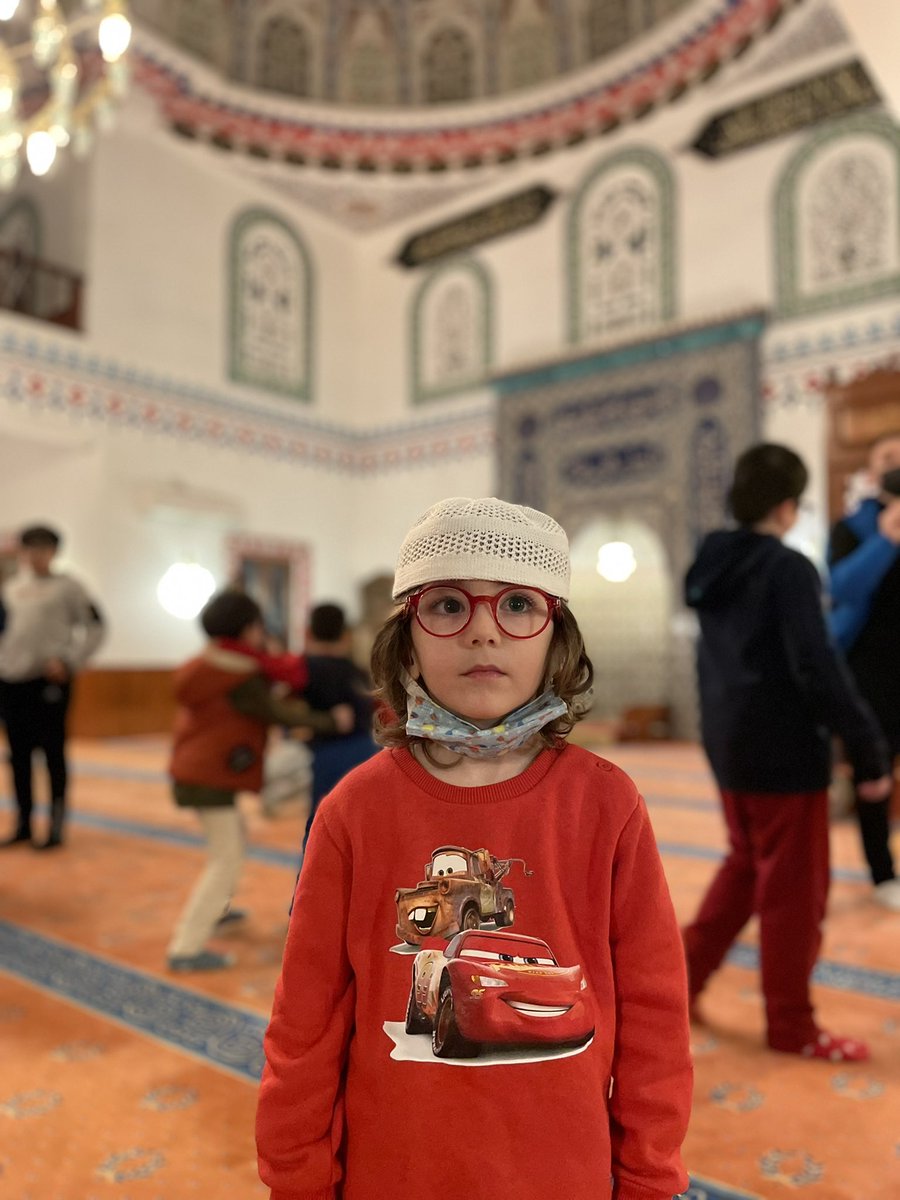 Berat Kandilinde Dedeman Camii Çocukları…
