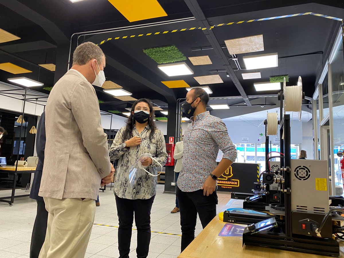 MakerspacePUCV's tweet photo. 🎉Terminamos la semana con tremendas visitas 🎉Recibimos en nuestro querido espacio #Maker, al Ministro de @MTTChile,
 @JuanCaMunozA, quien conoció el Laboratorio #5G de la @pucv_cl y aprovechó de recorrer las dependencias de la @DIN_PUCV https://t.co/Dqyc602dWy
