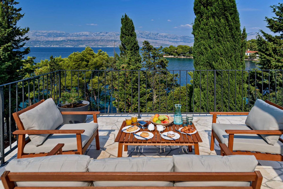 VipHolidayBook's tweet photo. 📢 Villa of the week:
Villa Creativa with Heated Pool on #Brac Island 👑💫
🌊 beachfront
🏊 heated pool
🛌 3 bedrooms
🍽️ terrace with grill
💚 garden
🚴 3 bicycles
See more 👉
https://t.co/ecb0flqK7f
#Croatia #CroatiaFullOfLife #Dalmatia #Splitska #villa #VIPholidaybooker https://t.co/iZpiig2RlL