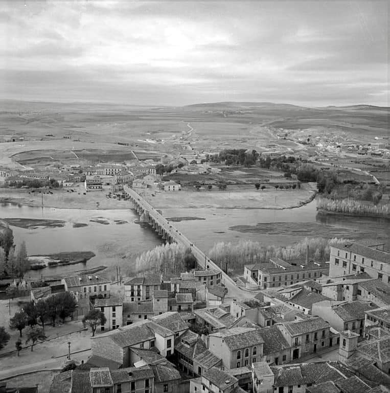 Fotos_Salamanca's tweet photo. Vista del río Tormes, Puente Romano y parte de la ciudad. Año 1955. Autor: Nicolás Müller Grossmann. https://t.co/r0cpPQVYO3