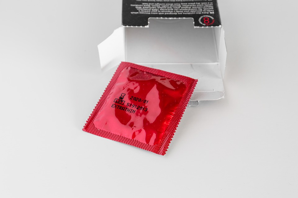 nmas1org's tweet photo. EEUU aprueba el uso de un condón “para sexo anal”

-  #Sexo seguro: el uso del preservativo.
- ¿Condón para el sexo anal? Los resultados de un nuevo estudio. #Condon
- Sexo, ciencia y cultura: Hablemos sin tabúes.
#CondomEmoji

▶️https://t.co/ocTUbooQwz https://t.co/B4vx1OqEkQ