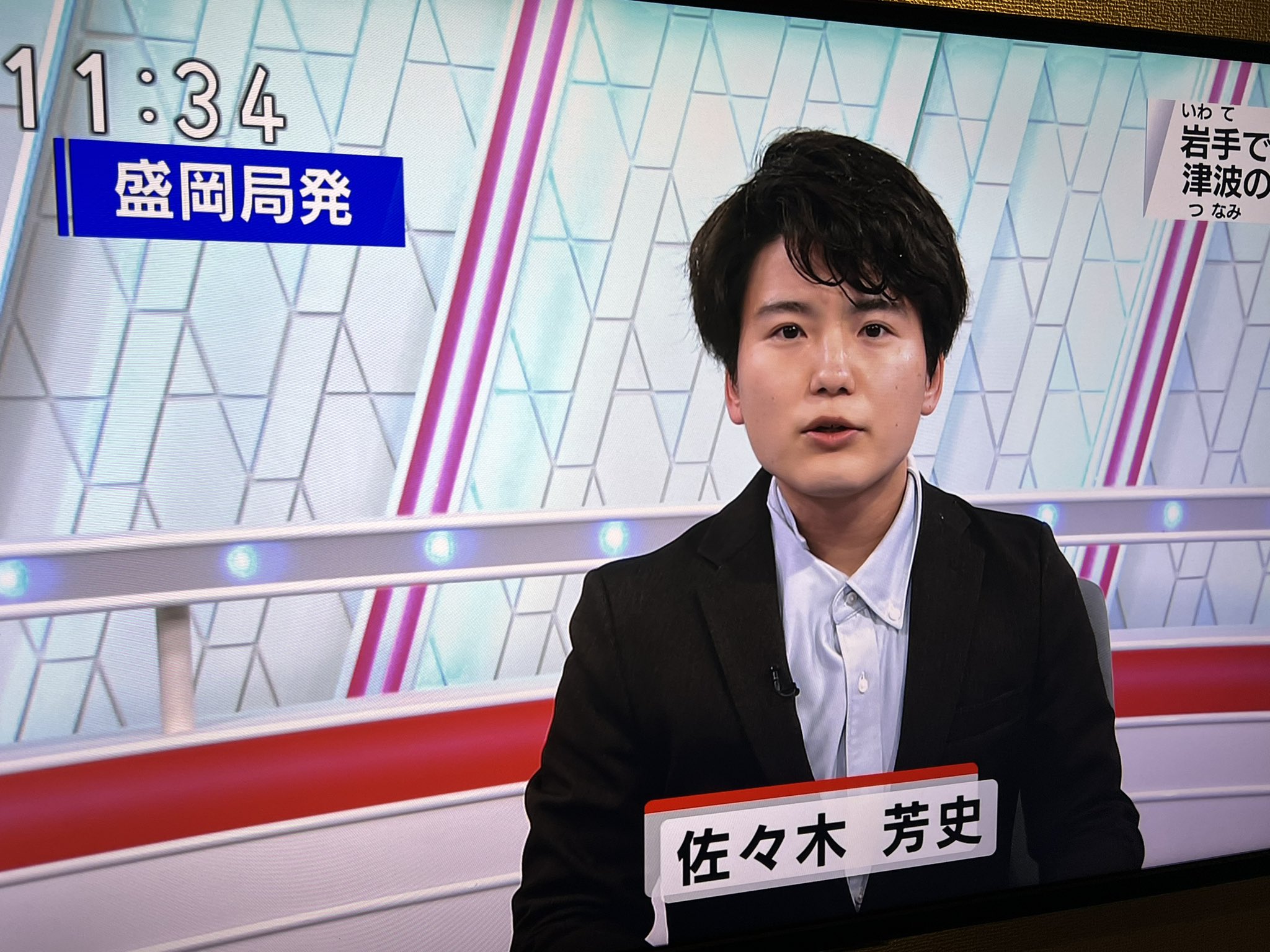Twitter 上的 マキセン Nhk盛岡放送局 地震発生から約9分で自宅から出勤してきたキャスター ワイシャツの襟がその焦りを物語ってますね T Co Jc0h19y8ep Twitter
