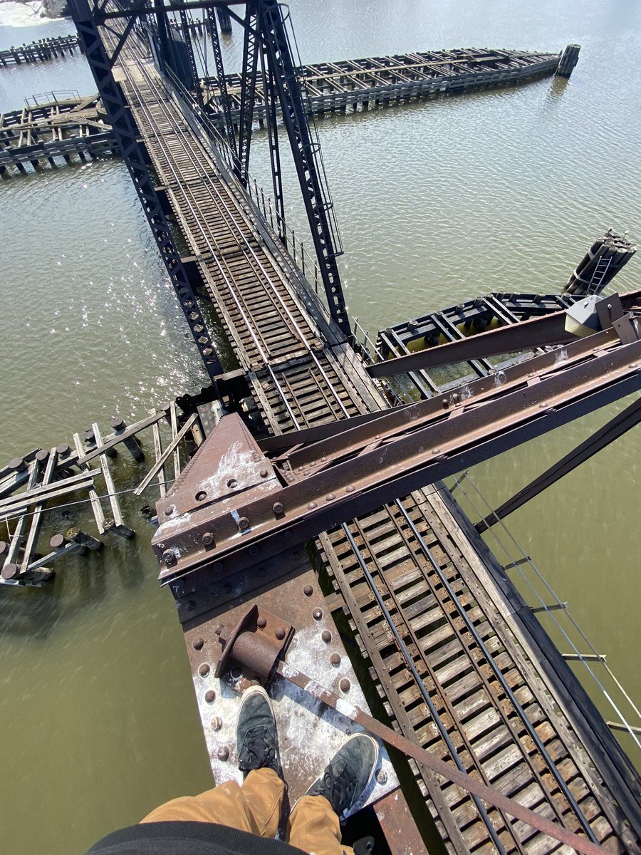_Justbails's tweet photo. I want to be on top of one of these while a train passes 🚂💨
#urbanexplorer #gotrespassing #illegalfreedom https://t.co/3vv5Kx2AQK