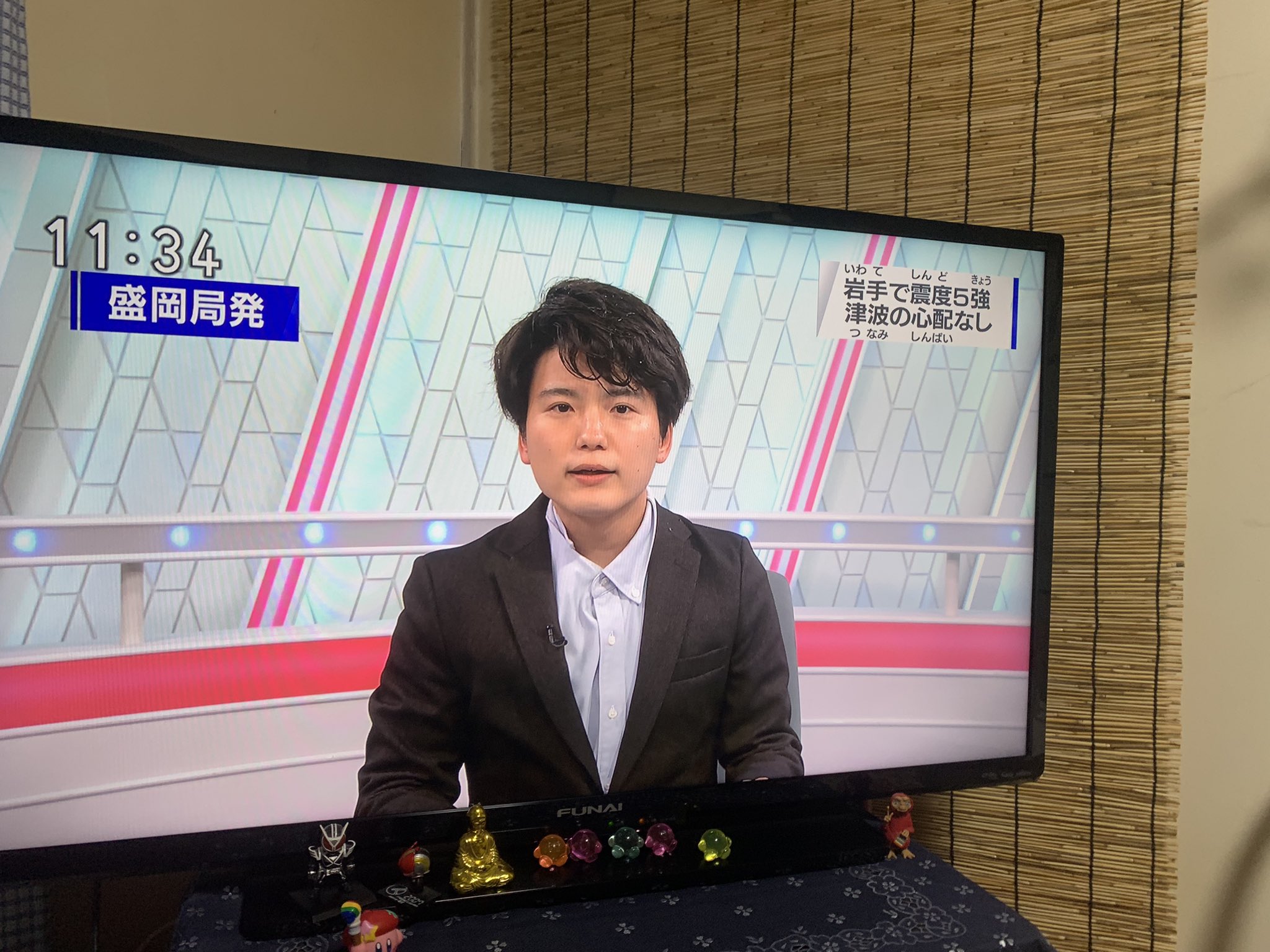 ミズゴロウ Nhk盛岡放送局のアナウンサー めっちゃすごい 感動した 雪で濡れてるしシャツの襟もボタンかけ間違え てる でもそれぐらい急いで家から出社してくれたんだよな そして視聴者に落ち着いてくださいと優しく声をかけてくれる 本当になんか