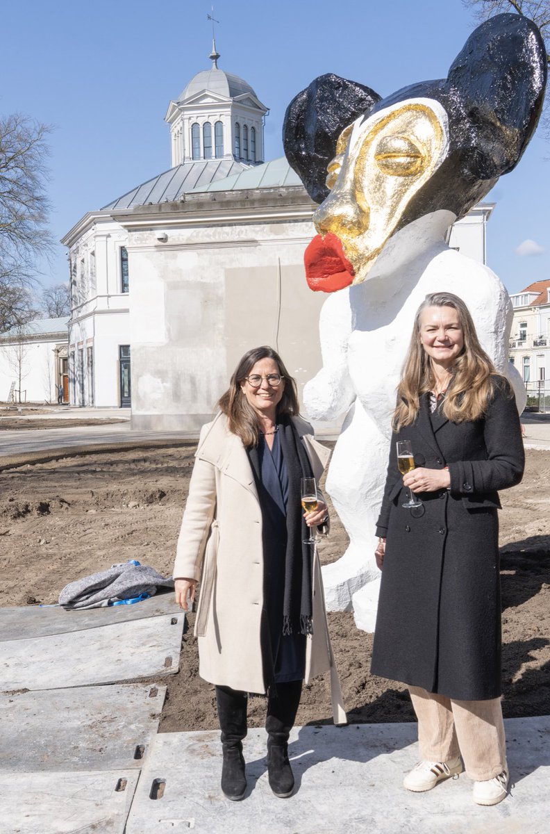 Vandaag onthulde wethouder @CathelijneCB het beeld van kunstenaar Monika Dahlberg. Voor het 100-jarig bestaan heeft Museum Arnhem van <a href="/gemeentearnhem/">Gemeente Arnhem</a> een bijdrage gekregen dat is besteed aan het nieuwe kunstwerk.