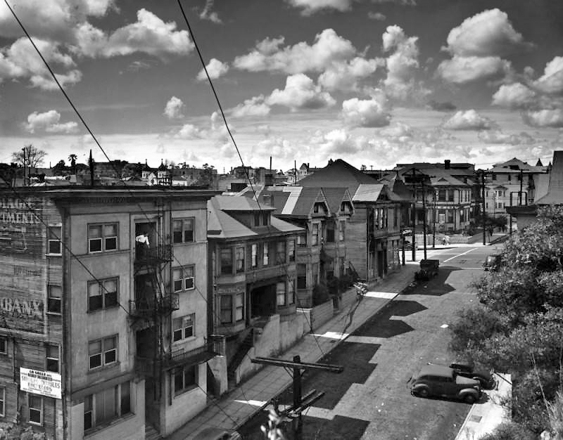 [1939] Bunker Hill residences on California Street looking west towards Hill Street. 
(William Reagh Collection) tessa.lapl.org/cdm/singleitem…