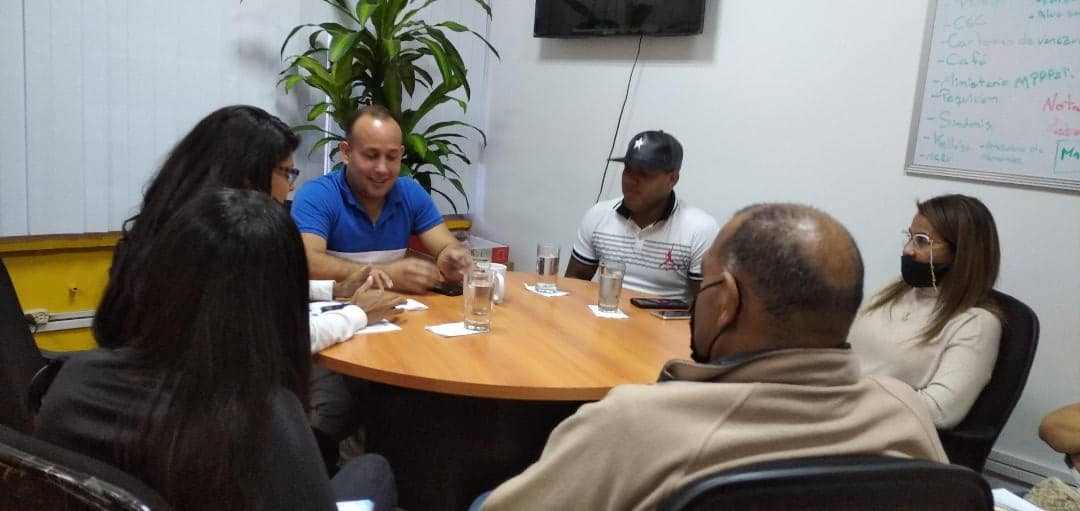 viceedutrabajo2's tweet photo. #EnFotos📸 | Viceministro @EdgarBlanco_VE sostiene mesa de trabajo con la nueva Presidenta de @RedMisionSucre Maryi Rosales, para seguir fortaleciendo la atención en materia de formación a los trabajadores en las áreas productivas y lograr la Profesionalización
#YoCreoEnVenezuela https://t.co/MSO61aoMOH