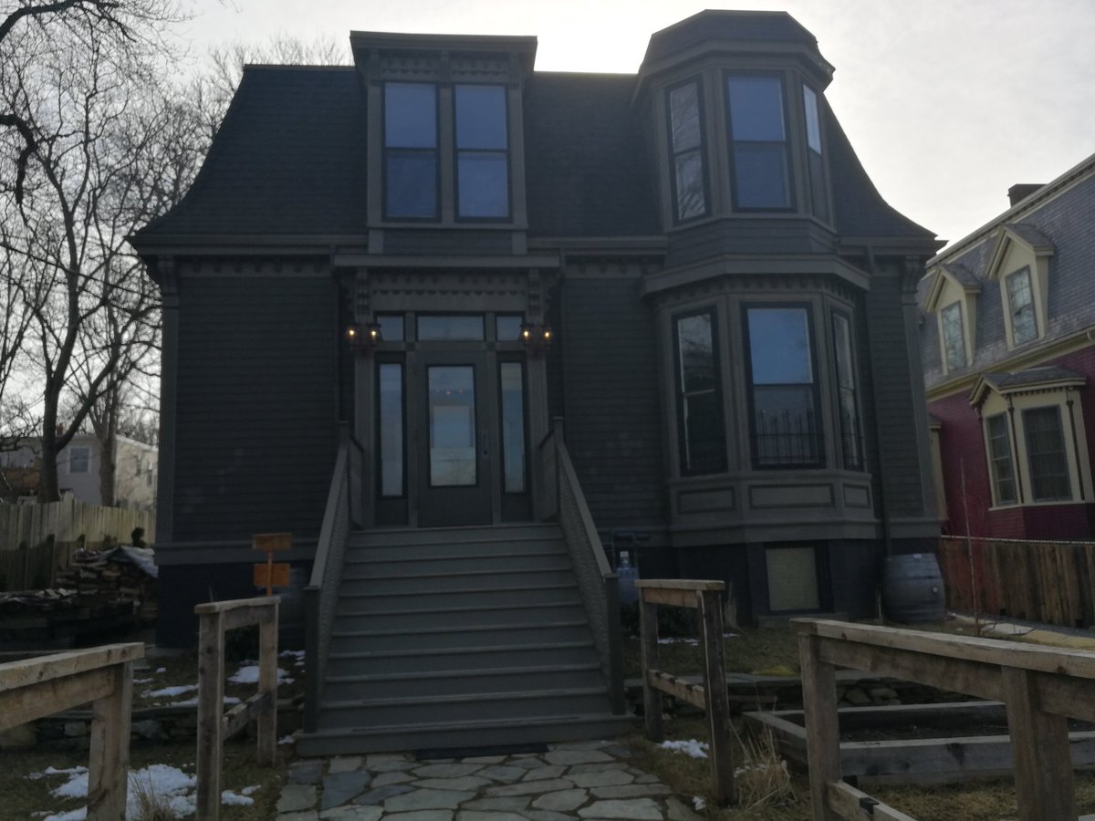 I found heaven last night! I went to The Narrows Public House for St. Patrick's Day and it was the perfect pub. Halifax needed exactly this - the perfect combination of traditional pub aesthetics and modern traditional fare. No signage. Look for this house on Gottingen: