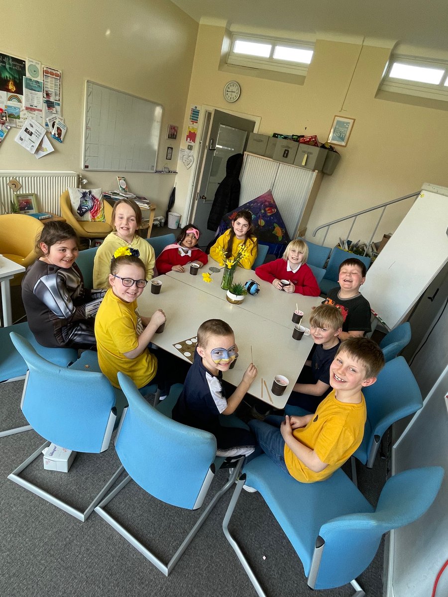 EastwayPrimary's tweet photo. Happy smiling Golden Pupils! Well done going for Gold this week. Thank you for joining me for our Headteacher Treat 🤩 #FridayRewards #PositiveVibes https://t.co/0mksB4nUYK