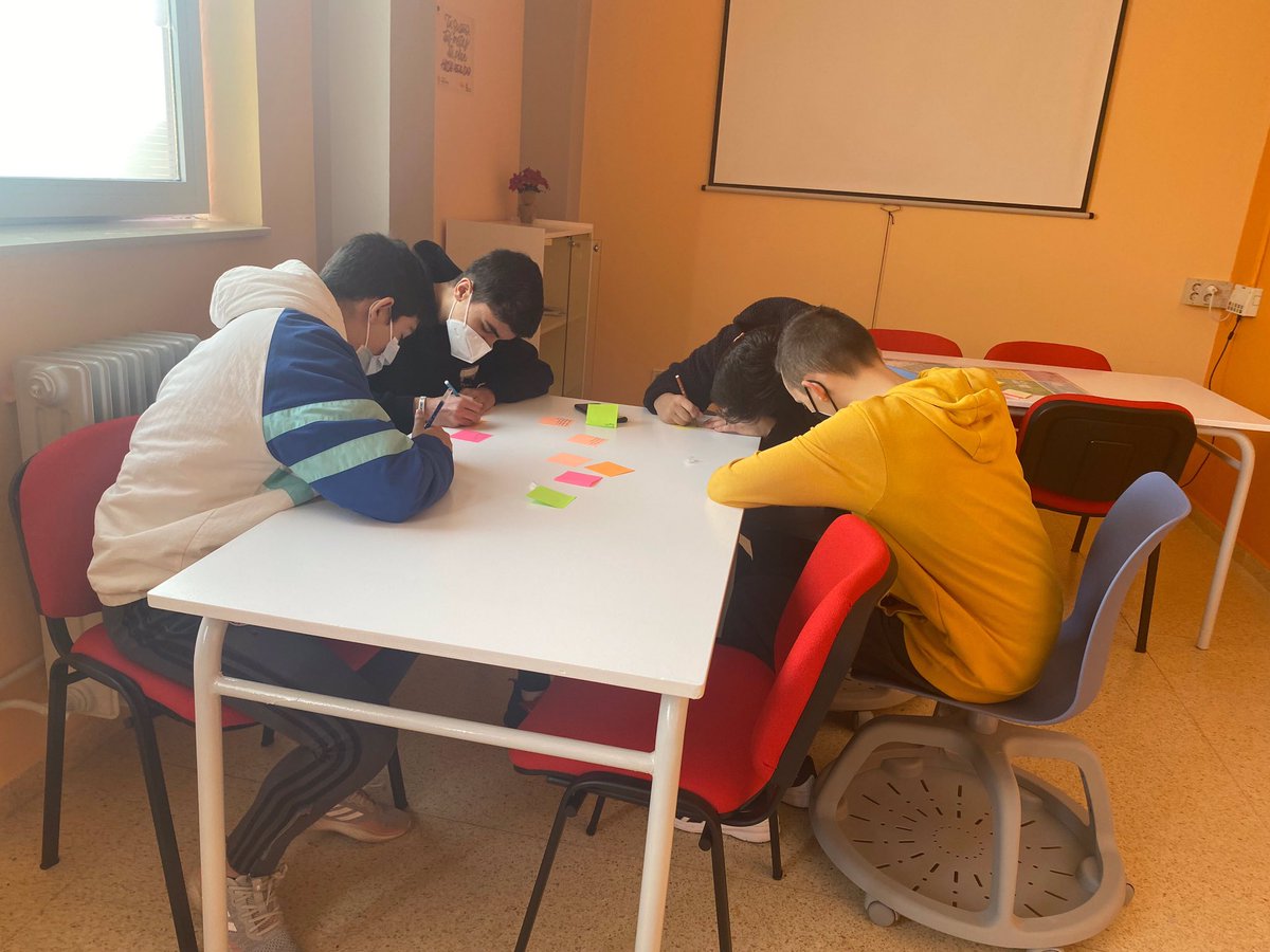 aulafol's tweet photo. Presentación de los modelos de negocio. #EIE
Alumnos 2º curso Instalaciones de Telecomunicaciones en el @iesgtorrente
#FP
#MEFP_EMPRENDIMIENTOCYL
#APESCyL
#EmprendeCyL https://t.co/72mvlIm9FN