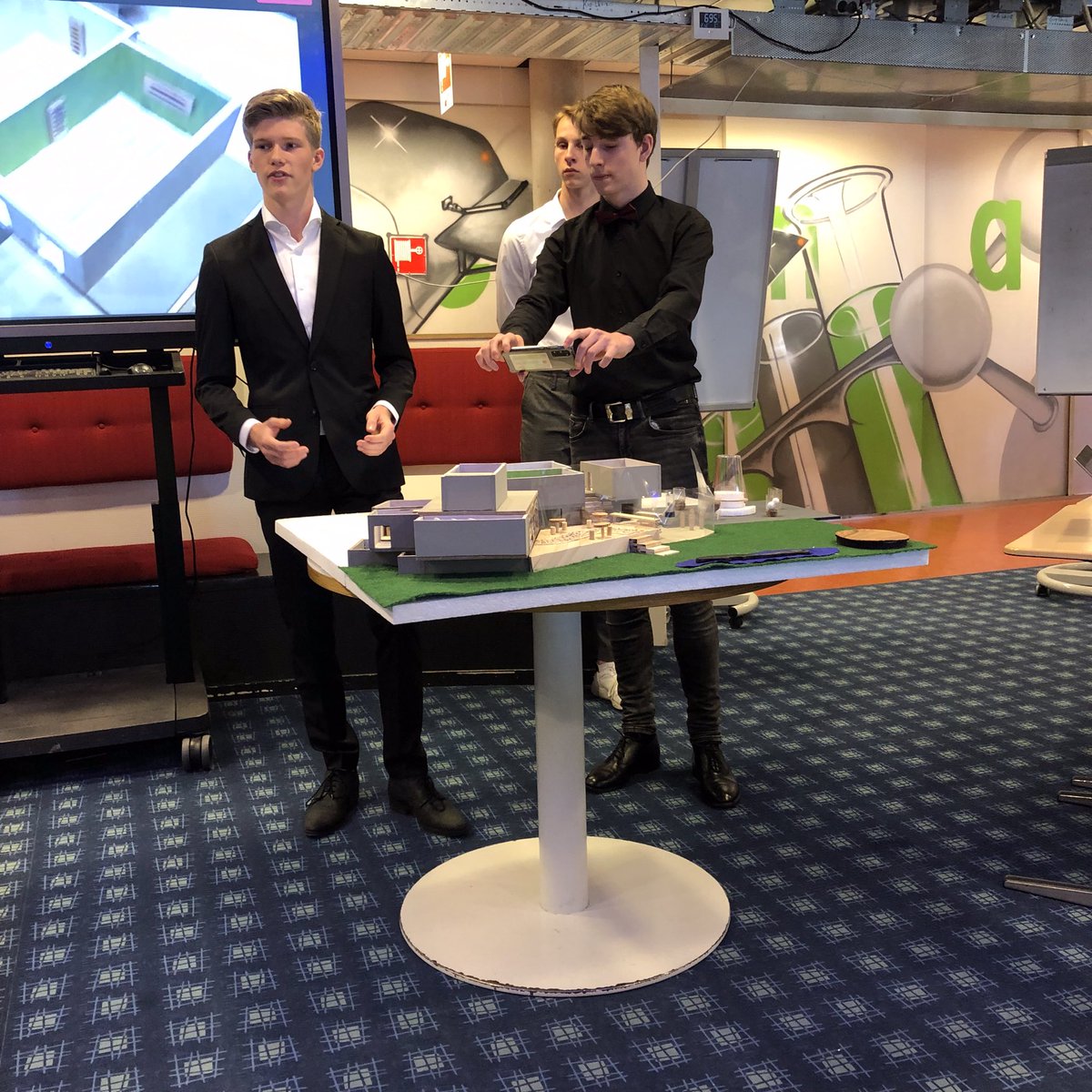 MartenvdMolen's tweet photo. Uitstekende presentatie door studenten van @Emelwerda #technasium met een ontwerp voor een bezoekerscentrum voor werelderfgoed @MSchokland #meesterproef @Marianuit https://t.co/10A4HWOXbh