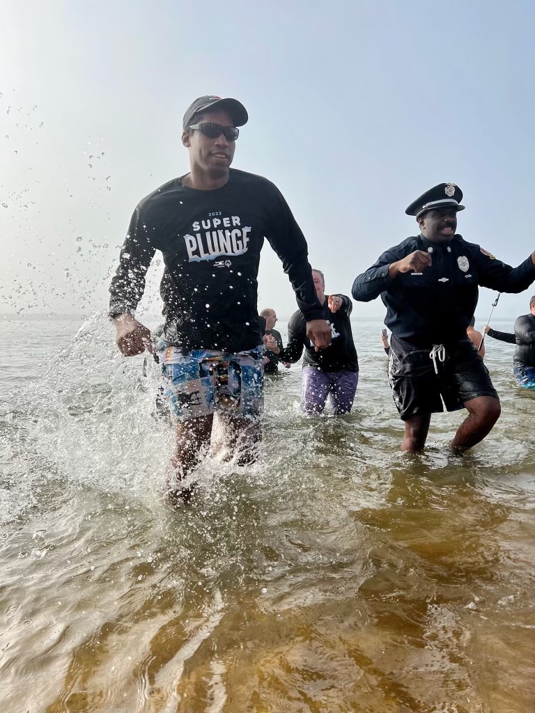 PlungeMD's tweet photo. First Plunge of the 2022 MSP Polar Bear Plunge ✅ Our Super Plungers have kicked us off with an incredible start to the next 24 hours! Stay tuned on our stories to catch all of the action from Sandy Point State Park, it feels great to be back! 🐻‍❄️❄️ https://t.co/zlYGzvbp0Q